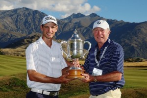 Caddie Jaimes Wood and 2015 NZ Open winner Jordan Zunic holding the winner’s trophy